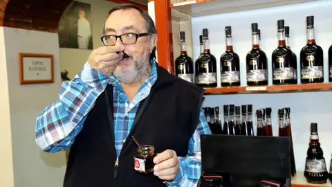 Pla mitj&radic;&dagger; d'&radic;&Auml;ngel Portet, responsable de Licors Portet, provant les perles de ratafia que ha comen&radic;&szlig;at a comercialitzar. Imatge del 9 de novembre del 2018. (horitzontal)