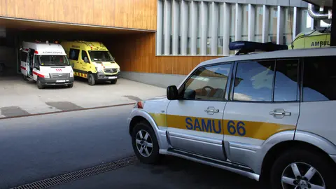 Pla general on es veu un vehicle del sistema d'emerg&radic;&reg;ncies de Fran&radic;&szlig;a, a la dreta, aparcat a la zona d'ambul&radic;&dagger;ncies de l'Hospital de Cerdanya, juntament amb vehicles del SEM, el 12 de novembre de 2018 (Horitzontal).