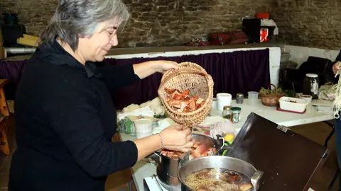 L'artesana Lina Ratia posant pela de ceba a una cassola per fer tint. Imatge del 13 de novembre del 2018. (horitzontal)