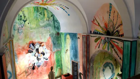 Imatge general de l'altar i una capella lateral amb les pintures de l'artista Santi Moix, el 14 de novembre del 2018. (horitzontal)
