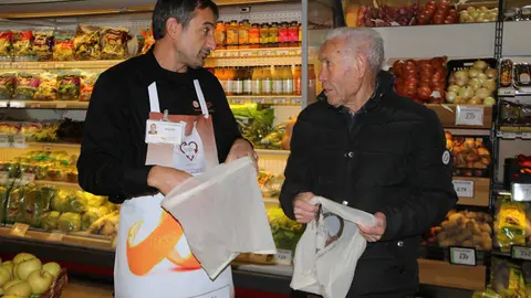 Un home informa a un client sobre la substituci&radic;&ge; de les bosses de pl&radic;&dagger;stic per les compostables als comer&radic;&szlig;os de la Seu d'Urgell. Imatge del 23 de novembre del 2018. (horitzontal)
