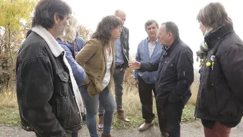 Imatge de la consellera Teresa Jord&radic;&dagger; conversant amb alcaldes de l'Associaci&radic;&ge; de Micropobles de Catalunya en un dels punts de despreniment de la carretera LV-9124 en direcci&radic;&ge; Sant Esteve de la Sarga. El 24 de novembre de 2018. (Horitzontal)