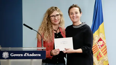 Lliurament del XXIII Premi Pirene de Periodisme Interpirinenc amb la M.I. Sra. Olga Gelabert, ministra de Cultura, Joventut i Esports,M.I. Sra. S&iacute;lvia Calv&oacute;, ministra de Medi Ambient, Agricultura i Sostenibilitat i el Sr. Xavi Palma, portaveu del jurat.Eva Claus&oacute;,premi PIRENE AUDIOVISUAL al reportatge: &ldquo;Tatuats pels Pirineus&rdquo; . Foto:SFGA/CESteve.