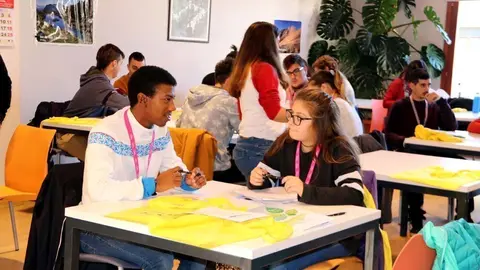 Pla general dels joves que busquen feina i que han participat en una jornada a Sort que els ha posat en contacte amb empresaris. Imatge del 27 de novembre del 2018. (horitzontal)