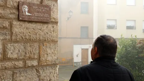 Una placa a una fa&radic;&szlig;ana d'Isona que recorda el passat rom&radic;&dagger; de la localitat. Imatge del 5 de desembre del 2018. (horitzontal)
