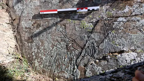 Primer pla d'un dels gravats a la roca molt ben marcats. Imatge del 3 de gener del 2019. (horitzontal)