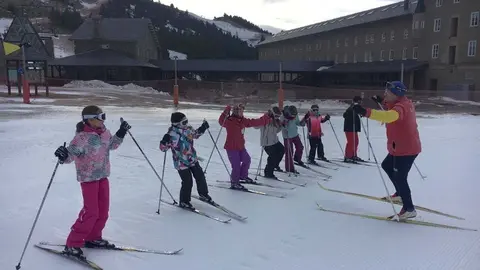 Pla general d'un grup d'alumnes rebent una classe d'esqu&radic;&ne; a Vall de N&radic;&int;ria durant el gener del 2019. (horitzontal)