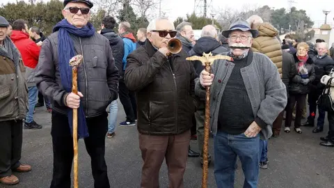 Pla mitj&radic;&dagger; on es poden veure tres jubilats d'Endesa protestant a les portes de l'estaci&radic;&ge; de Lleida, el 15 de gener de 2019. (Horitzontal)