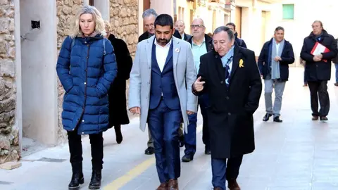 El conseller de Treball, Afers Socials i Fam&radic;&ne;lies, Chakir el Homrani, acompanyat del president del Consell Comarcal del Pallars Juss&radic;&dagger;, Constante Aranda, passejant per un carrer de Tremp el dia 16 de gener del 2019. (horitzontal)