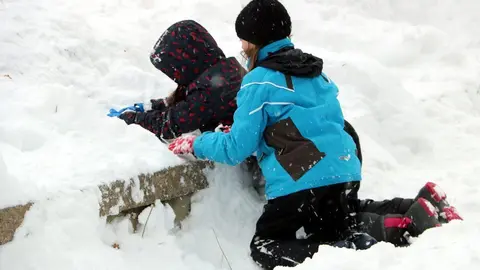Dos nens jugant amb la neu a Esterri d'&radic;&Auml;neu el 24 de gener del 2019. (horitzontal)