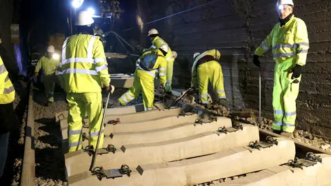Pla mitj&radic;&dagger; on es poden veure operaris treballant en la renovaci&radic;&ge; de la via en un t&radic;&int;nel de la l&radic;&ne;nia del tren de la Pobla, el 22 de gener de 2019. (Horitzontal)
