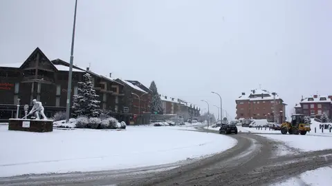 Pla general de la carretera d'acc&radic;&copy;s a Puigcerd&radic;&dagger; on es veu una m&radic;&dagger;quina que retira neu al fons. Imatge del 28 de gener de 2019 (Horitzontal).