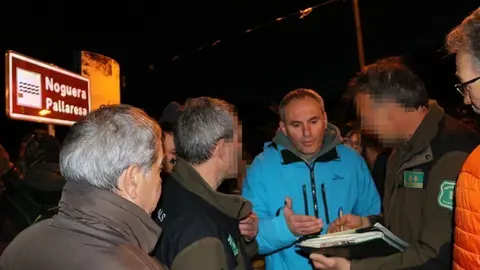 Moment en que els Agents Rurals han aixecat acta amb les declaracions de l'alcalde de Sort defensant que les obres del camp de regates tenen tots els permisos. Imatge del 6 de febrer del 2019. (horitzontal)