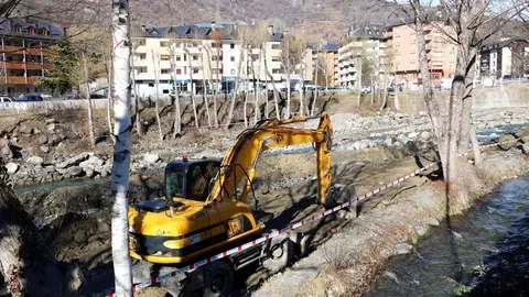 Una m&radic;&dagger;quina aturada a la llera del riu Noguera Pallaresa despr&radic;&copy;s de paralitzar les obres el 7 de febrer del 2019. (horitzontal)