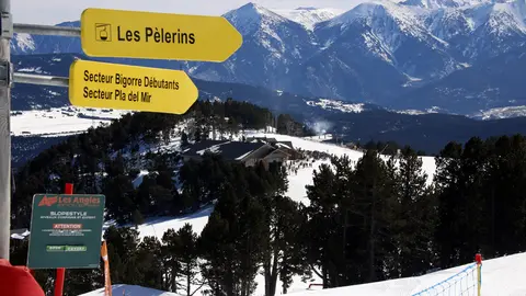 Pla mitj&radic;&dagger; on es poden veure cartells indicatius a les pistes nord catalanes de Les Angles, el 8 de febrer de 2019. (Horitzontal)