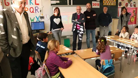 Pla general del conseller d'Educaci&radic;&ge;, Josep Bargall&radic;&ge;, dins una aula amb alumnes de 1r i 2n de Prim&radic;&dagger;ria, durant una visita a l'escola rural de Cabra del Camp. Imatge del 12 de febrer del 2019. (Horitzontal)