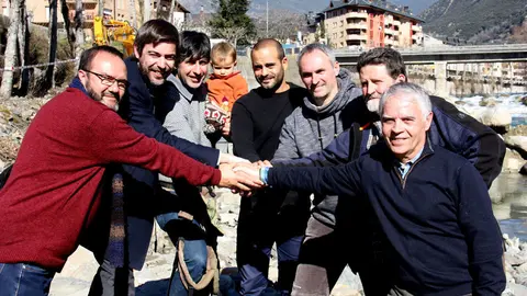 Pla mitj&radic;&dagger; de l'acalde de Sort, Raimon Monterde, i els portaveus d'Ipcena i Rius amb Vida, Joan V&radic;&deg;zquez i Josep Grau, a la llera del riu Noguera Pallaresa amb d'altres autoritats. Imatge del 14 de febrer de 2019 (Horitzontal).