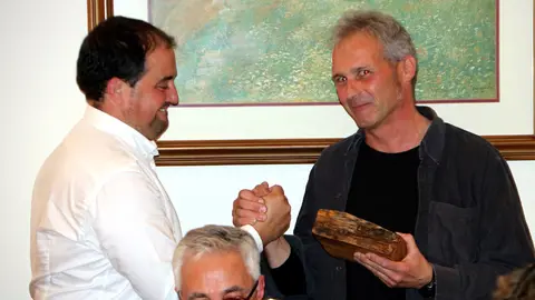 El president de l'associaci&radic;&ge; APAT, Josep Palau, entregant un guard&radic;&ge; al fot&radic;&le;graf Jordi Per&radic;&ge; el 26 de febrer del 2019, durant la 4a Nit del Turisme. (horitzontal)