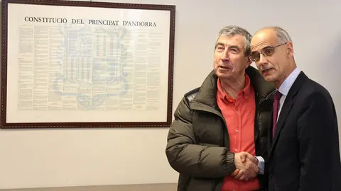 Pla mitj&radic;&dagger; del presentador de la llista de la Terceravia a les eleccions generals d'Andorra, Albert Pintat, saludant al cap de Govern en funcions, Toni Mart&radic;&ne;. Imatge de l'Ag&radic;&reg;ncia de Not&radic;&ne;cies Andorrana (ANA) del 26 de febrer de 2019 (Horitzontal).