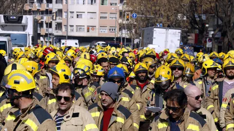 Pla mitj&radic;&dagger; on es poden veure bombers manifestant-se per reivindicar m&radic;&copy;s efectius i material, a l'al&radic;&szlig;ada de la pla&radic;&szlig;a Ricard Vinyes de Lleida, el 20 de febrer de 2019. (Horitzontal)