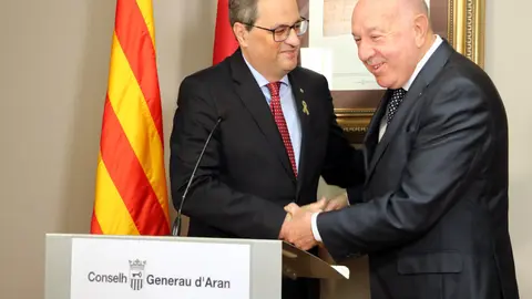 Pla mitj&radic;&dagger; on es pot veure el president del Govern, Quim Torra, encaixant la m&radic;&dagger; amb el s&radic;&ne;ndic d'Aran, Carlos Barrera, l'11 de mar&radic;&szlig; de 2019, al Conselh Generau d'Aran. (Horitzontal)