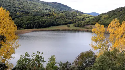 Pla general de l'estany de Montcort&radic;&copy;s, al Pallars Sobir&radic;&dagger;. Imatge del 18 d'octubre del 2018. (horitzontal)