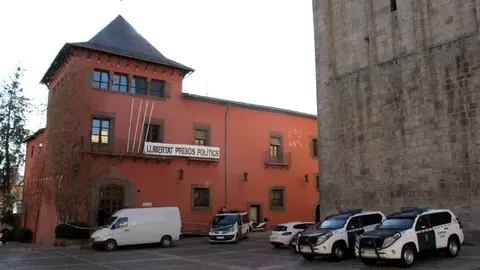 Pla general de quatre vehicles de la Gu&radic;&dagger;rdia Civil davant l'edifici de l'Ajuntament de la Seu d'Urgell. Imatge del 28 de mar&radic;&szlig; de 2019 (Horitzontal).