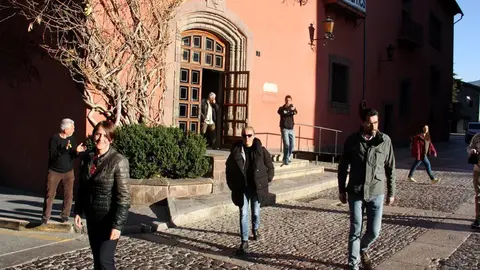 Pla general del moment en qu&radic;&reg; l'alcalde de la Seu d'Urgell, Albert Batalla, surt de l'edifici de l'Ajuntament amb m&radic;&copy;s treballadors despr&radic;&copy;s que la Gu&radic;&dagger;rdia Civil hi hagi dut a terme un escorcoll. Imatge del 28 de mar&radic;&szlig; de 2019 (Horitzontal).