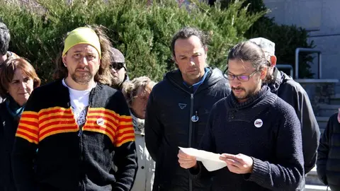 Pla mitj&radic;&dagger; dels dos membres del CDR de Cerdanya citats a declarar, Roger Juv&radic;&copy; i Mar&radic;&szlig;al Roc&radic;&ne;as, juntament amb Tom&radic;&dagger;s Sayes, un altre integrant que va ser investigat per uns altres fets i que llegeix un manifest. Imatge de l'11 de mar&radic;&szlig; de 2019 (Horitzontal).