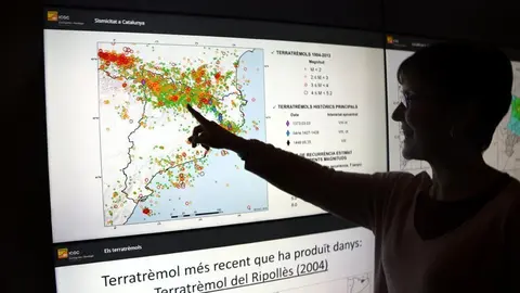 Sara Figueres, cap de l'&radic;&Auml;rea de Geof&radic;&ne;sica i Sismologia de l'Institut Cartogr&radic;&dagger;fic i Geol&radic;&le;gic de Catalunya assenyala l'indret on s'ha produ&radic;&Oslash;t el terratr&radic;&reg;mol.