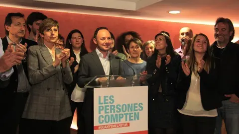 Pla general del cap de llista de Dem&radic;&le;crates per Andorra, Xavier Espot, compareixent davant la milit&radic;&dagger;ncia i els mitjans de comunicaci&radic;&ge; despr&radic;&copy;s de con&radic;&reg;ixer els resultats de les eleccions generals d'Andorra. Imatge del 7 d'abril de 2019 (Horitzontal).