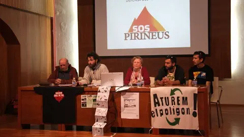 Pla general de la presentaci&radic;&ge; de la coordinadora SOS Pirineus a la Seu d'Urgell on es veuen diversos representants de plataformes d'aquest territori. Imatge del 8 d'abril del 2019 (Horitzontal).