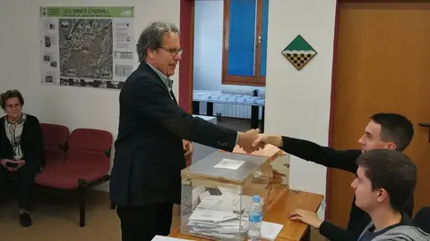 Miquel Caminal votant a l'ajuntament de Ribera d'Urgellet