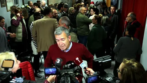 Foto general amb Paco Boya en primer pla atenent als mitjans de comunicaci.. i al fons molts militants i simpatitzants d'Unitat d'Aran. Imatge del 26 de maig del 2019. (horitzontal)