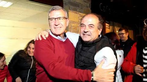 Paco Boya (UA) molt content abra.....at a Juan Antonio Serrano qui ha aconseguit la majoria absoluta a l'Ajuntament de Vielha. Imatge del 26 de maig del 2019. (horitzontal)