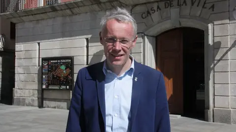 Pla mitj.. del candidat de Junts per Puigcerd.. i alcalde en funcions, Albert Pi..eira, a l'exterior de l'Ajuntament de Puigcerd... Imatge del 29 de maig de 2019 (Horitzontal).