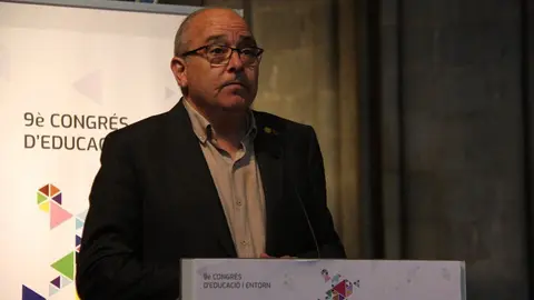 Pla mitj...... del conseller d'Educaci......, Josep Bargall......, intervenint a l'acte inaugural del 9..... Congr.....s d'Educaci...... i Entorn de la Seu d'Urgell. Imatge del 30 de maig de 2019 (Horitzontal).