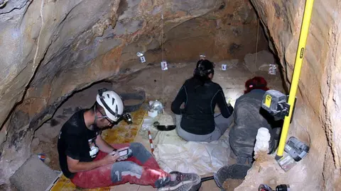 Tres persones excavant a la Cova dels Tritons, al municipi de Senterada, al Pallars Juss....... (horitzontal)