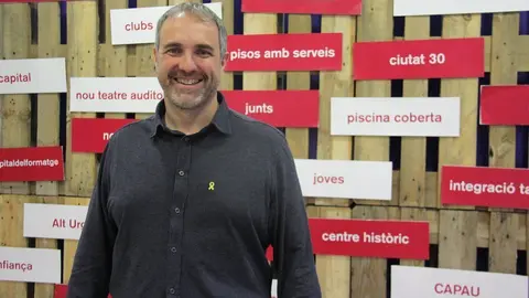 Pla mitj.. del candidat de Junts per la Seu a l'alcaldia de la Seu d'Urgell, Jordi F..brega, a la seu del seu partit. Imatge del 31 de maig de 2019 (Horitzontal).