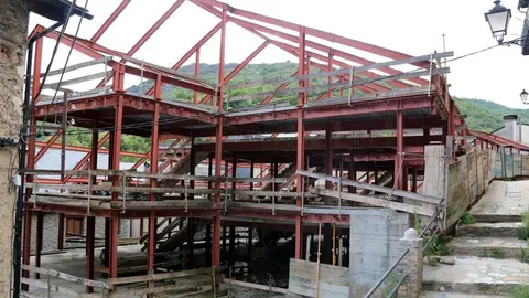 Pla general de l'estructura de l'edifici a mig construir que ara una sent..ncia obliga a enderrocar dos plantes. Imatge del 4 de juny del 2019. (horitzontal)