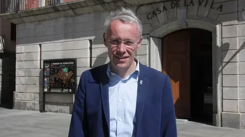 Pla mitj...... del candidat de Junts per Puigcerd...... i alcalde en funcions, Albert Pi.....eira, a l'exterior de l'Ajuntament de Puigcerd....... Imatge del 29 de maig de 2019 (Horitzontal).
