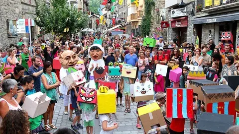 Pla General de la Rua de Capgrossos del Festival Esbaiola't. Imatge del 22 de juliol de 2018. (horitzontal)