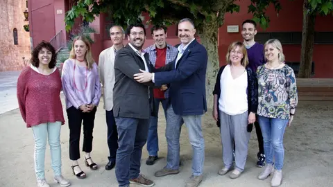 Pla general on es veuen als alcaldables d'ERC, Francesc Viaplana, i JxCat, Jordi F&radic;&dagger;brega, donant-se la m&radic;&dagger; davant de la resta de regidors electes d'aquestes dues formacions a l'Ajuntament de la Seu d'Urgell, el 14 de juny de 2019 (Horitzontal).
