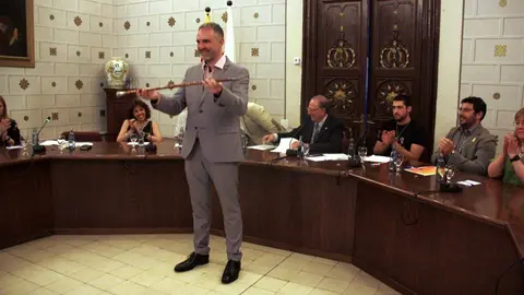 Pla general del nou alcalde de la Seu d'Urgell, Jordi F&radic;&dagger;brega, agafant la vara a la sala de plens del consistori on es veu, al darrere a la dreta, a Francesc Viaplana d'ERC, amb qui compartir&radic;&dagger; el c&radic;&dagger;rrec. Imatge del 15 de juny de 2019 (Horitzontal).