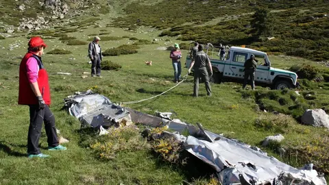 Pla general de diversos efectius dels Agents Rurals de la Cerdanya, a punt d'arrossegar amb un vehicle un tros de ferralla d'una avioneta que va aterrar de forma "for&radic;&szlig;osa" en un espai natural de Guils de Cerdanya, el 17 de juny de 2019 (Horitzontal).