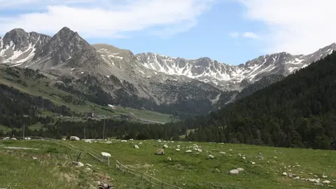 Pla general d'una part de la zona del sector de Grau Roig de les pistes d'esqu&iacute; de Grandavalira, vista des de l'entorn del t&uacute;nel d'Envalira, on s'ha estudiat la viabilitat a l'hora d'instal&middot;lar un aeroport a Andorra, el 19 de juny de 2019 (Horitzontal).