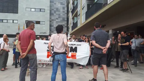 La Plataforma de suport a les 7 encausades de la Seu concentrats davant del Jutjat de la Seu d'Urgell per donar suport als membres del CDR Alt Urgell detinguts. (horitzontal)