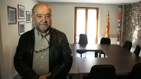 Pla mitj&agrave; de l'alcalde de Bellver de Cerdanya, Xavier Porta, a la sala de plens de l'ajuntament, el 26 de mar&ccedil; de 2019 (Horitzontal).