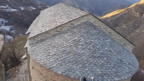 La teulada restaurada de l'ermita de Santa Maria de la Serra de Farrera. Imatge del 22 de juny de 2019. (Horitzontal)