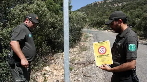 Pla americ&radic;&dagger; de dos efectius dels Agents Rurals a punt de col&not;&sum;locar un cartell que indica que est&radic;&dagger; prohibit accedir a la serra del Montsec, el 27 de juny de 2019 (Horitzontal).